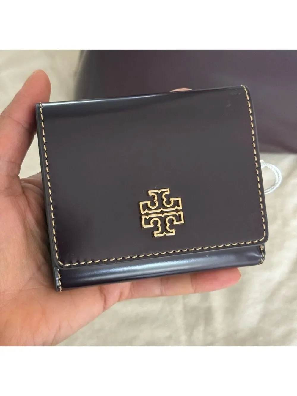 New tory burch BRITTEN SMOOTH COMPACT WALLET TEMPRANILLO
